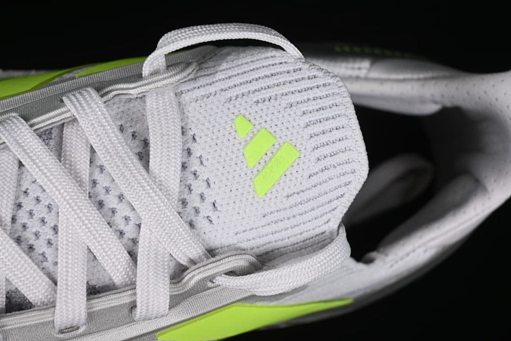 Close-up of the laces and tongue branding.