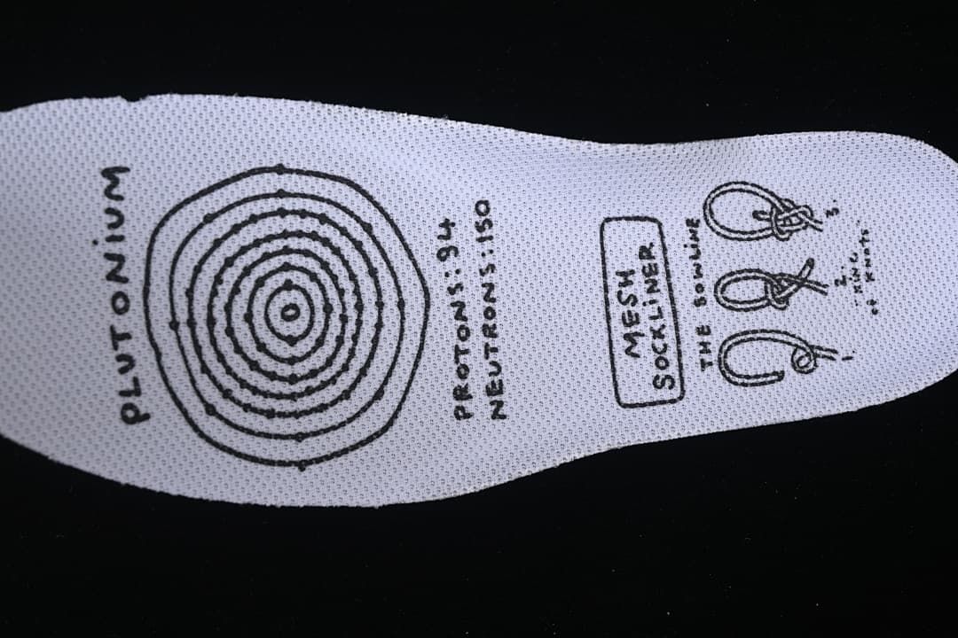 Insole with printed graphics and lace-tying illustrations