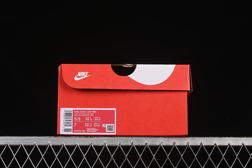 Shoebox label showing a photographed sample size and style code