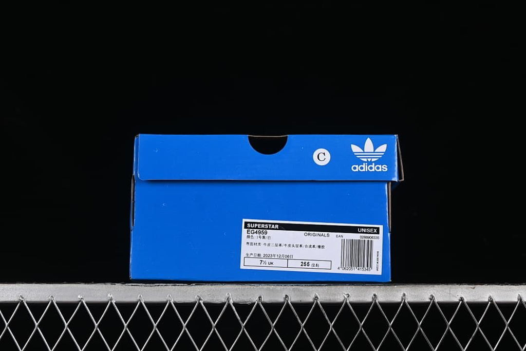 Blue shoe box label identifying Superstar EG4959 and showing a sample UK size of 7½.