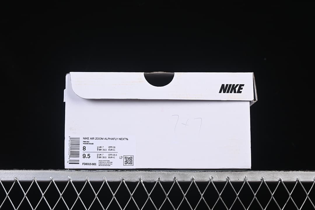 Nike shoe box label showing model and sample size information