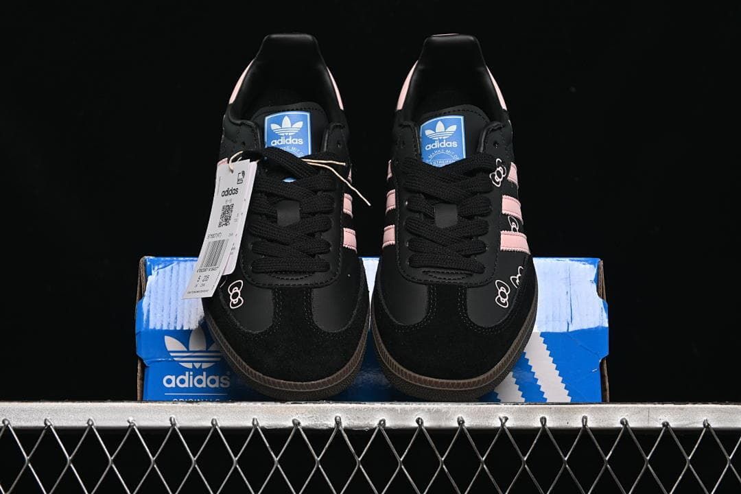 Front view of the pair displayed on the shoe box