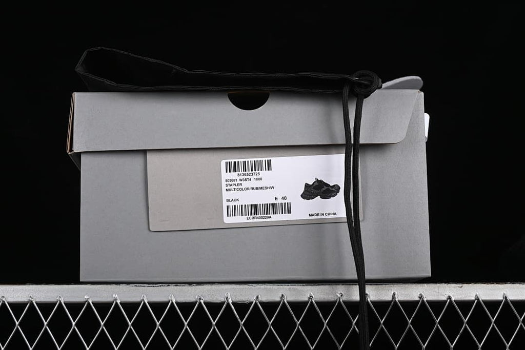 Shoe box label identifying Stapler, black color, and EU 40.