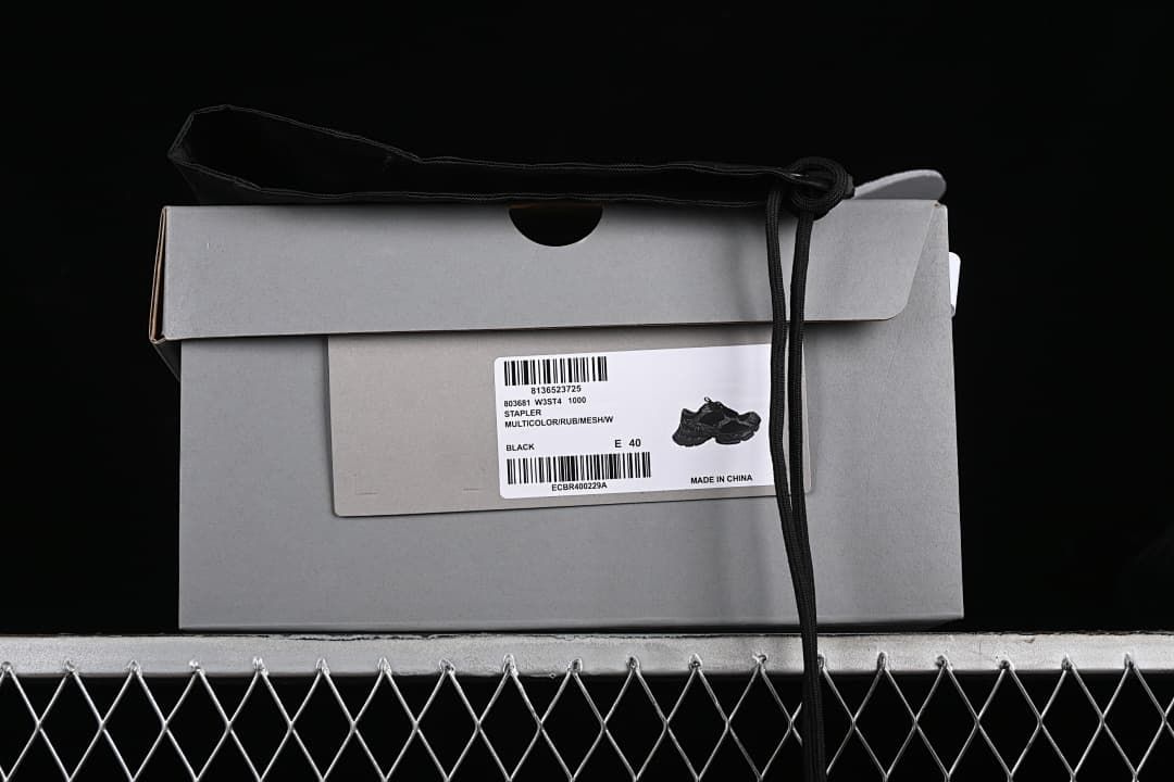 Shoe box label identifying Stapler, black color, and EU 40.