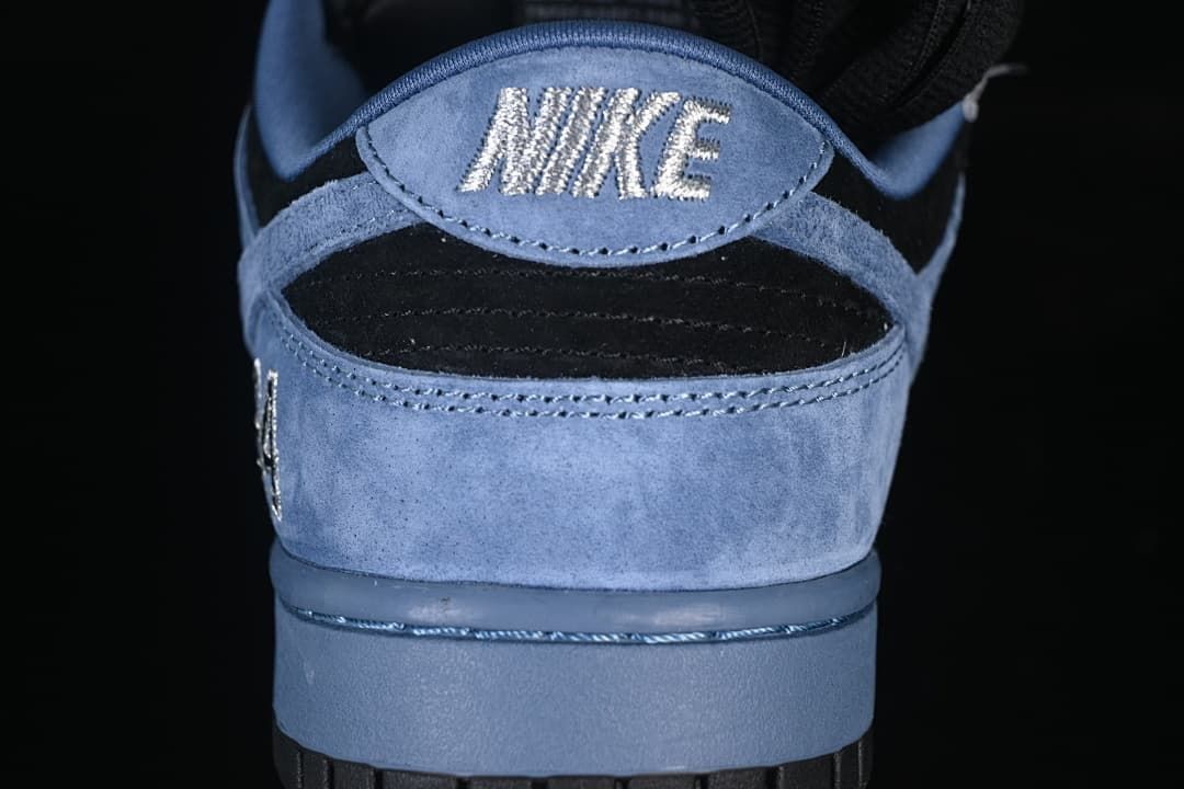 Rear close-up of the blue heel tab with Nike embroidery