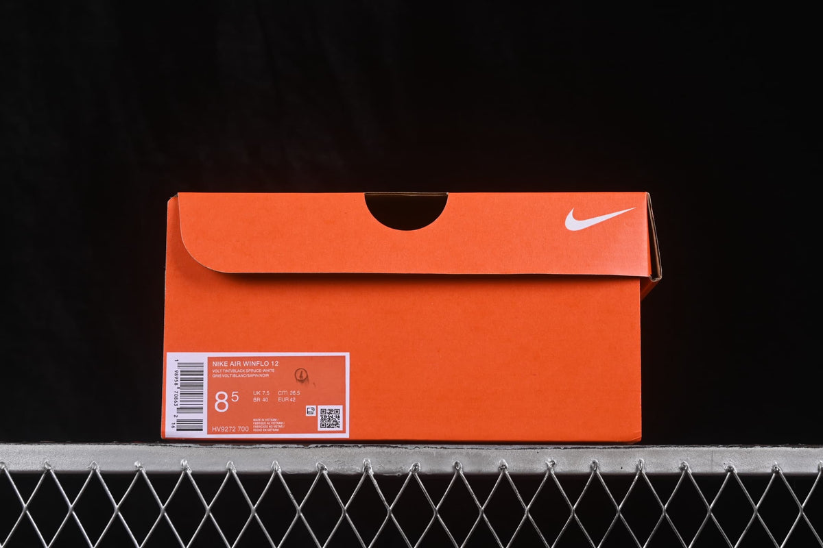 Orange Nike shoe box showing the Nike Air Winflo 12 label, sample size EU 42 and style code HV9272-700.