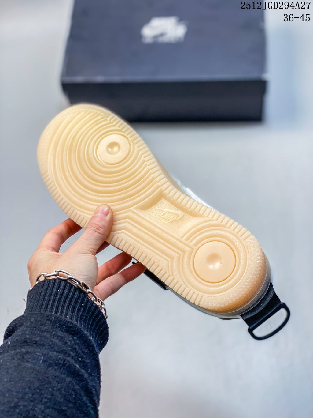 Gum-tone outsole with circular traction pattern