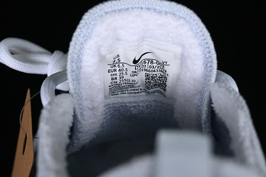 Sneaker tongue size label showing EU 40.5 and model code DV1678-002