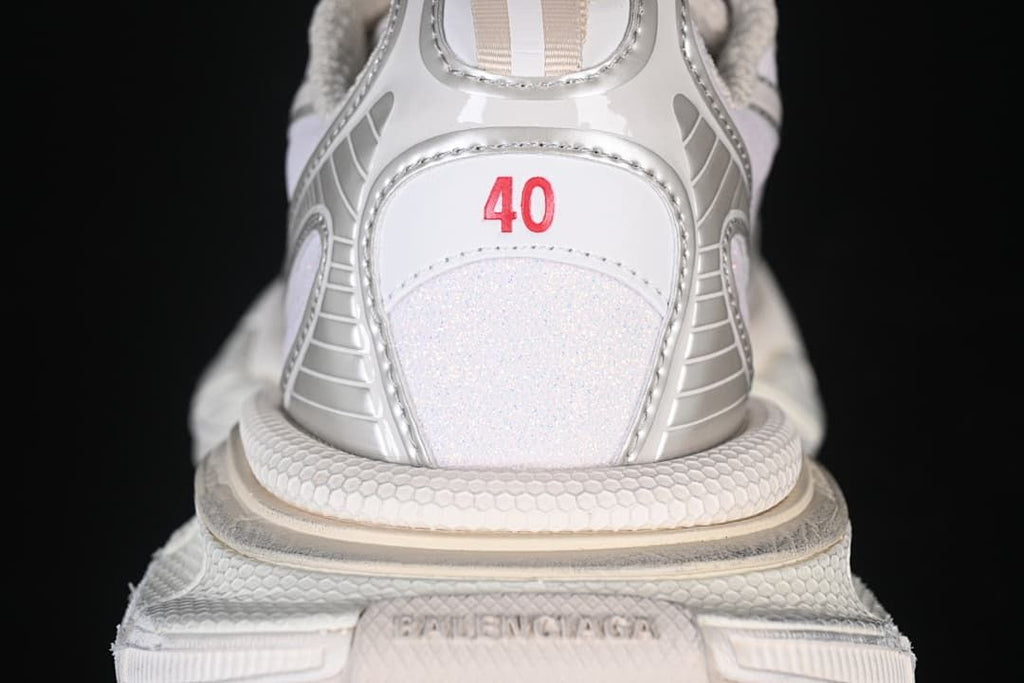 Rear view of the sneaker showing size 40 and heel details