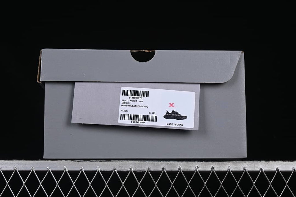 Shoebox label identifying the Monday style in black and showing size 39