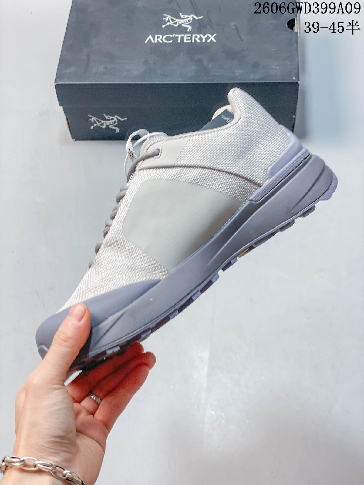 Side view of the gray low-top outdoor shoe; image overlay states sizes 39–45.5.