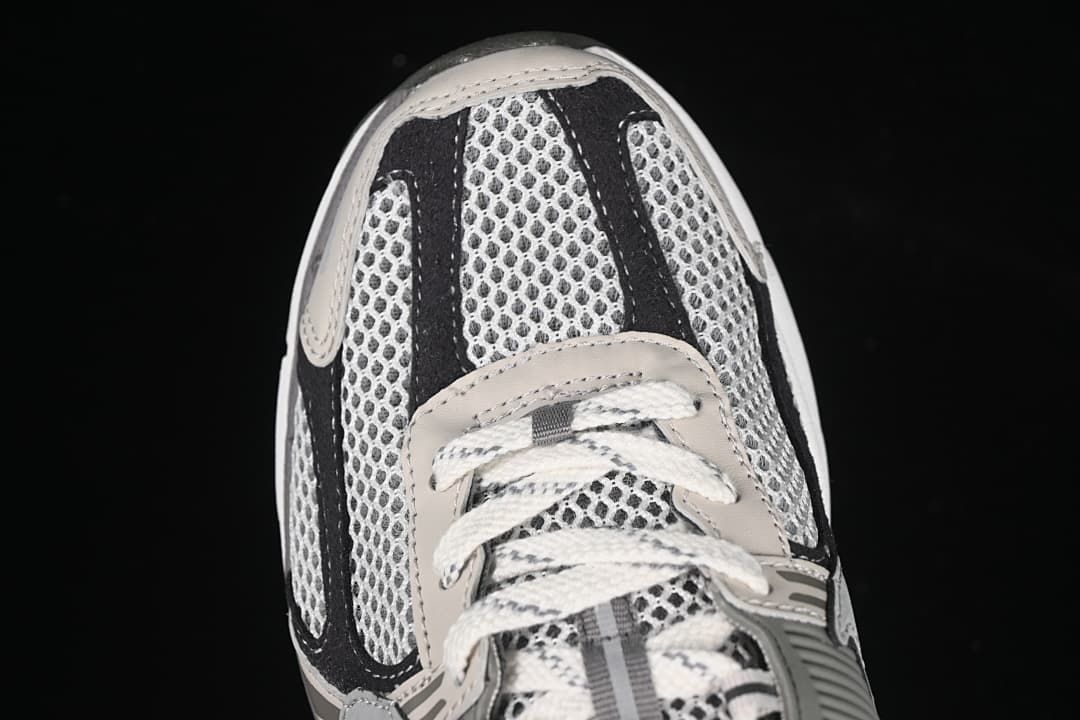 Top-down close-up of the mesh toe and laces.