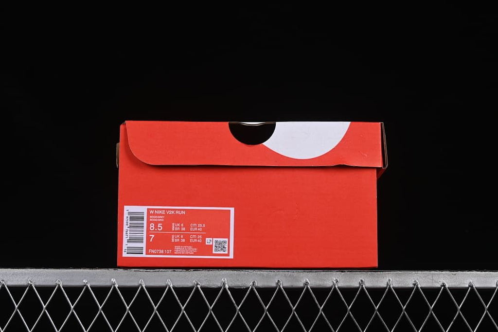 Shoebox label identifying Nike V2K Run, style code FN0738-107 and sample size EU 40
