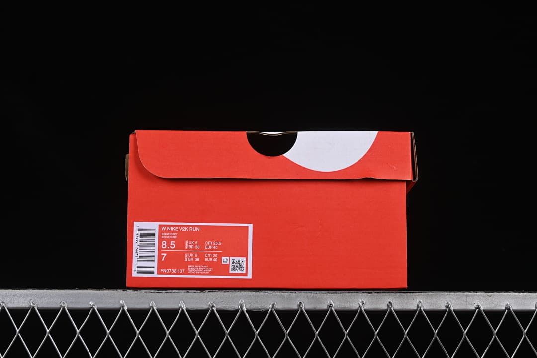 Shoebox label identifying Nike V2K Run, style code FN0738-107 and sample size EU 40