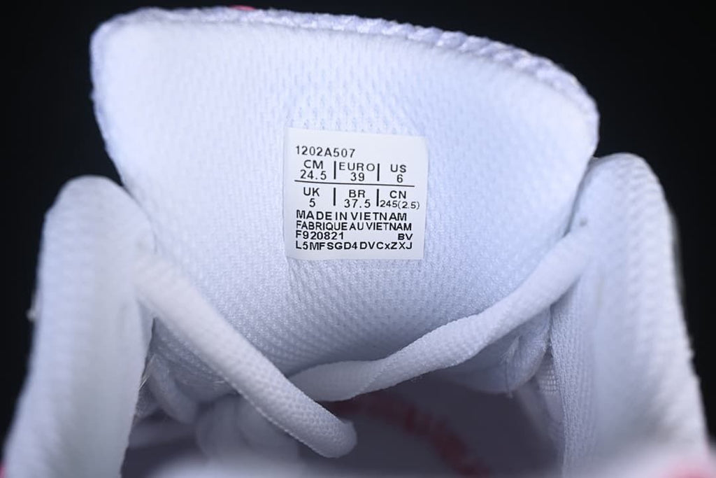 Tongue size label showing model 1202A507 and sample size EU 39.