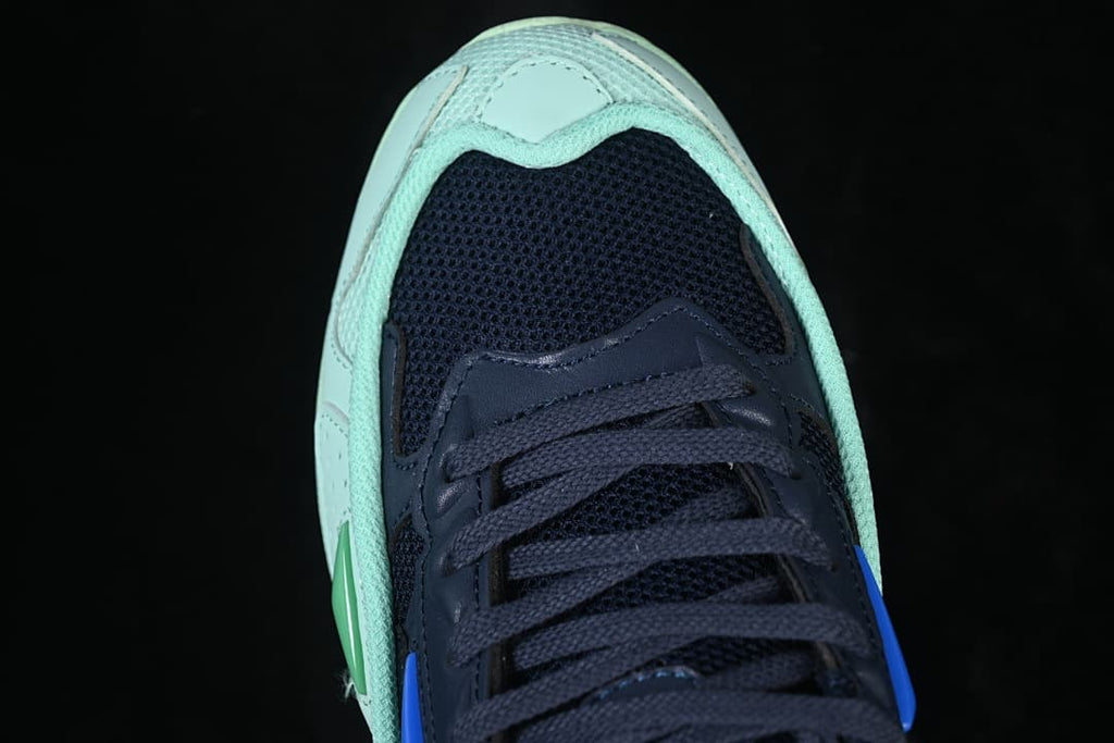 Top view of the mesh toe and navy lacing