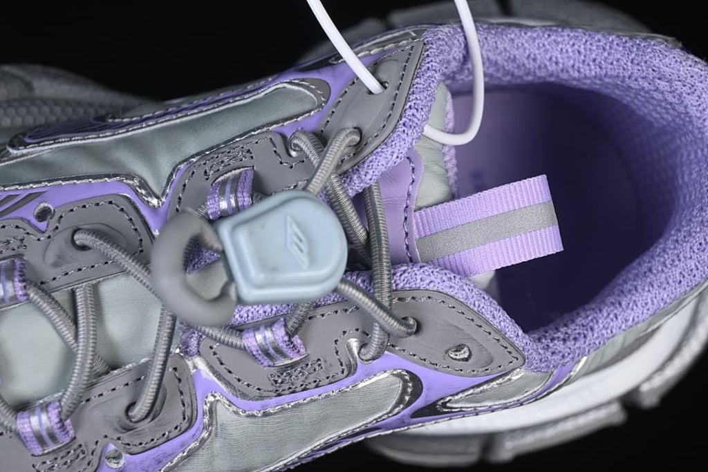 Top detail of the elastic-style lacing and toggle