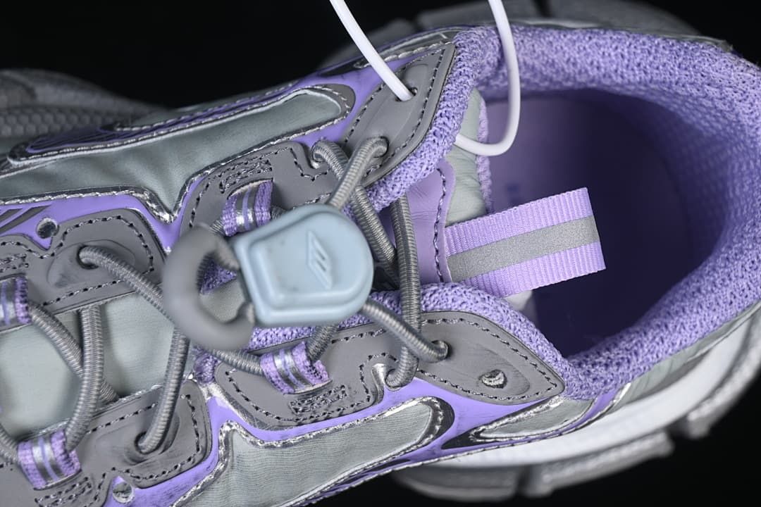 Top detail of the elastic-style lacing and toggle