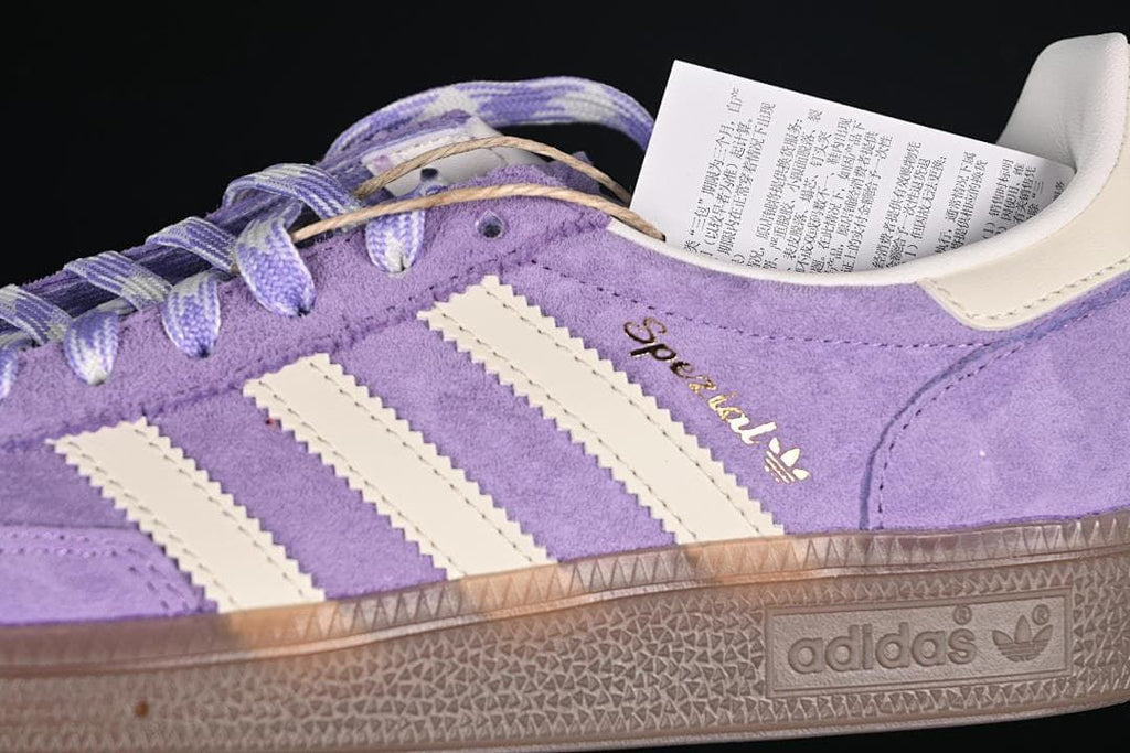 Close-up of the side stripes, Spezial lettering, and textured brown sole