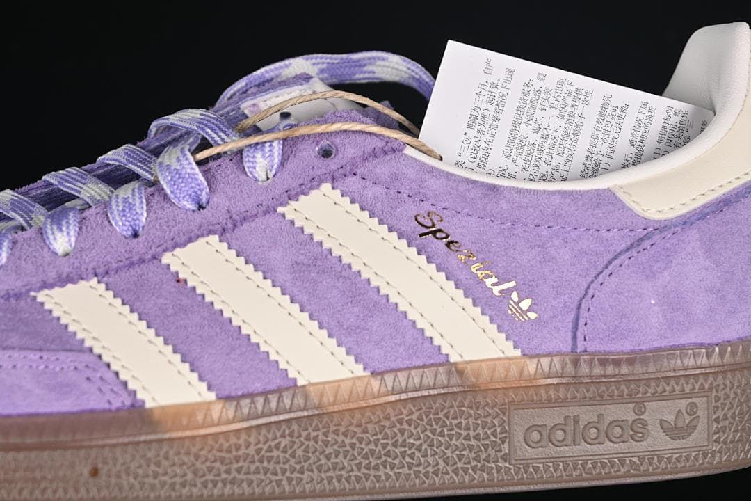 Close-up of the side stripes, Spezial lettering, and textured brown sole
