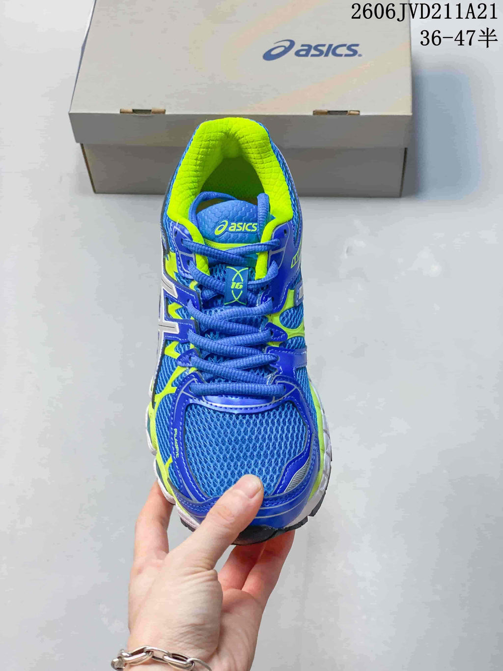 Top view of the blue mesh shoe with lime lining and blue laces; image overlay states sizes 36–47.5.