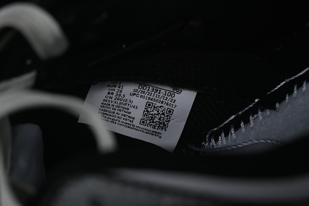 Interior size label showing EU 41 and style code DD1391-100