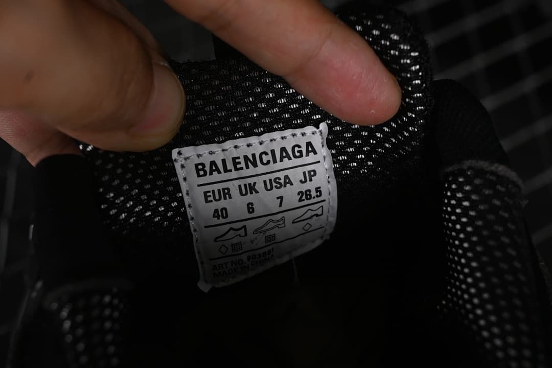 Tongue size label showing EU 40 and other regional size markings.