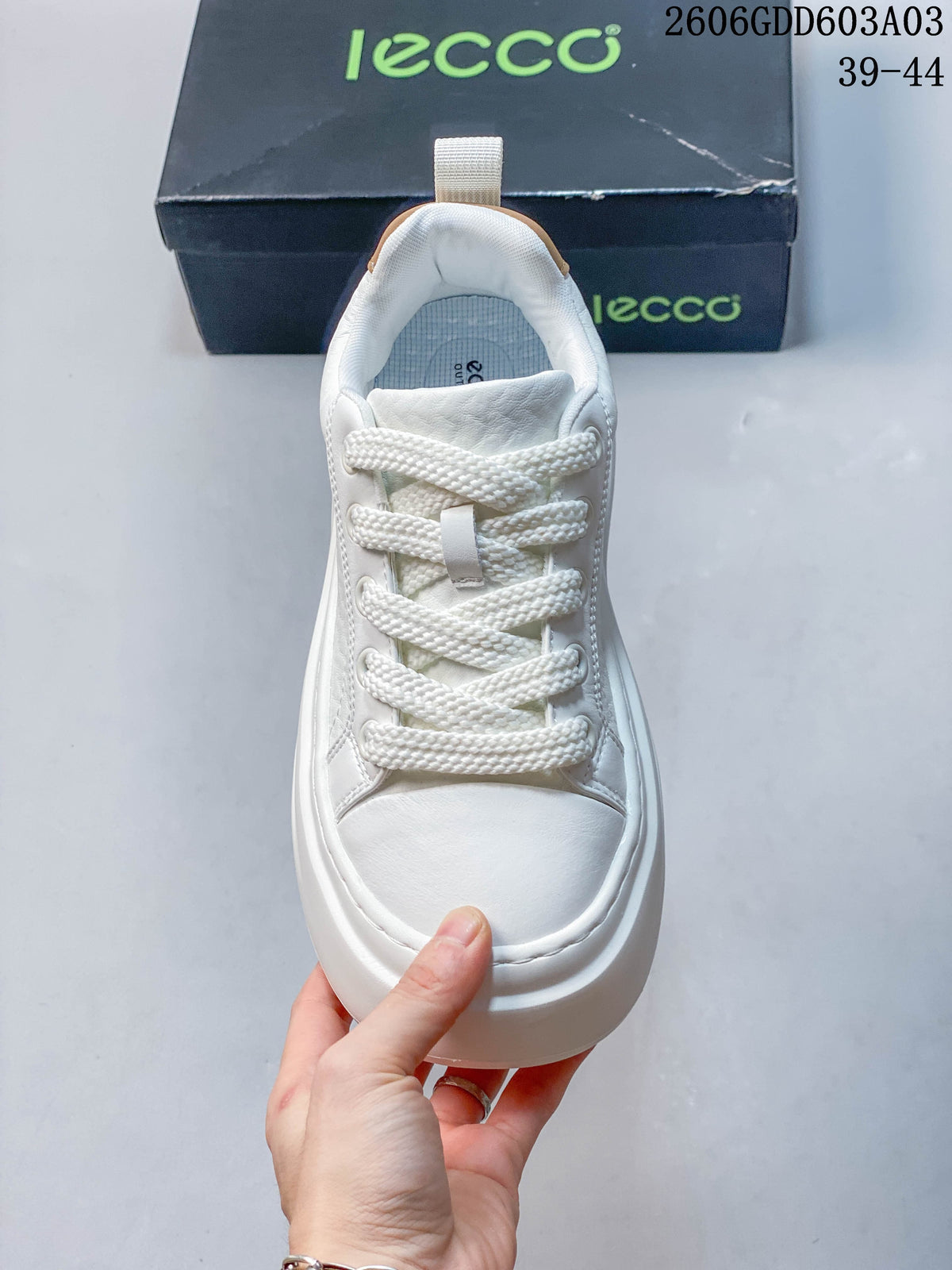 Top view of the white lace-up sneaker showing its padded collar and tongue; image overlay states sizes 39–44.