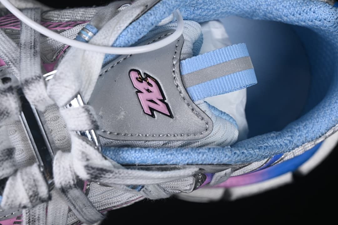 Close-up of the tongue logo, lace area and blue padded lining