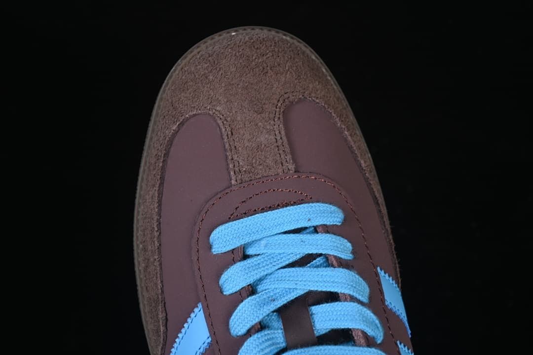 Top view of the brown toe overlay and blue laces.