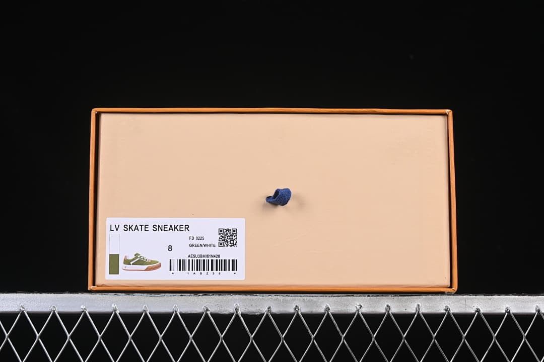 Box label identifies the item as an LV Skate Sneaker in green and white and shows size 8