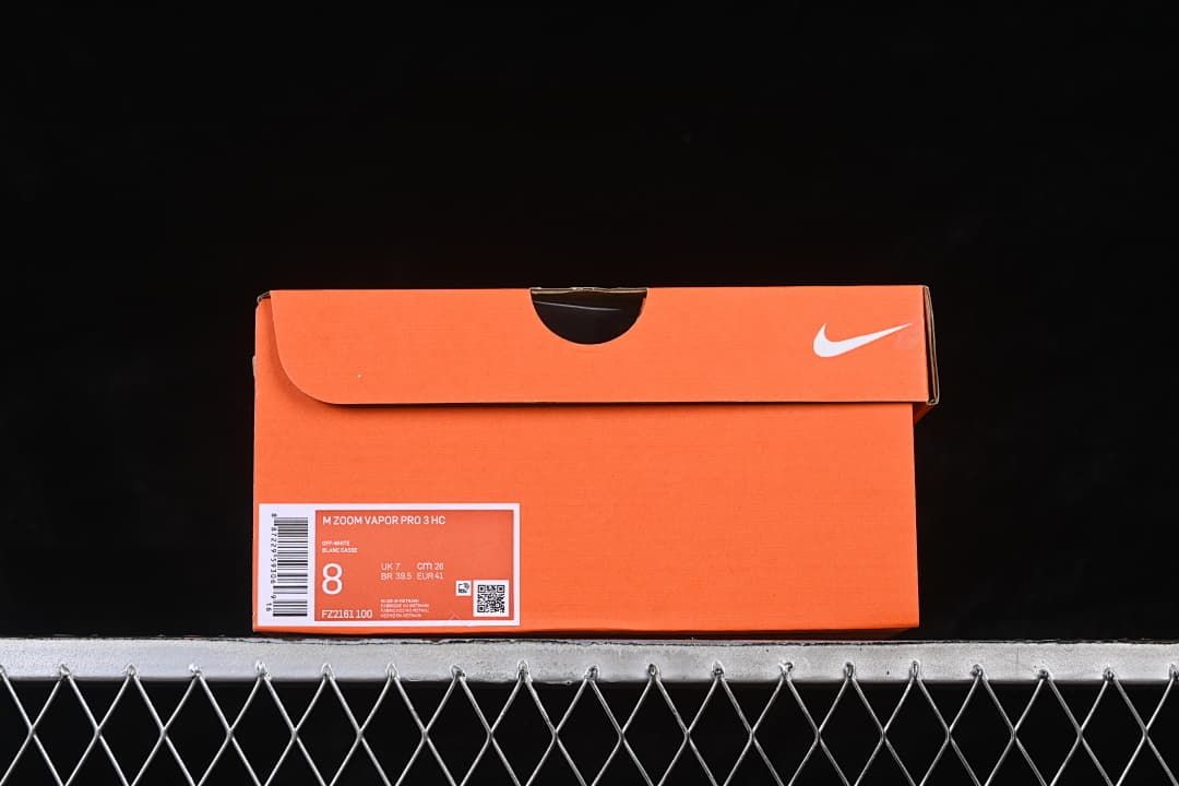 Orange shoe box with a product label showing the model and photographed size.