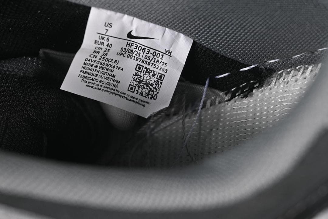 Interior size label showing US 7, EU 40, CM 25, and style code HF3063-001