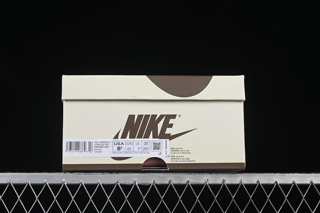 Sneaker box label displaying the model and photographed size