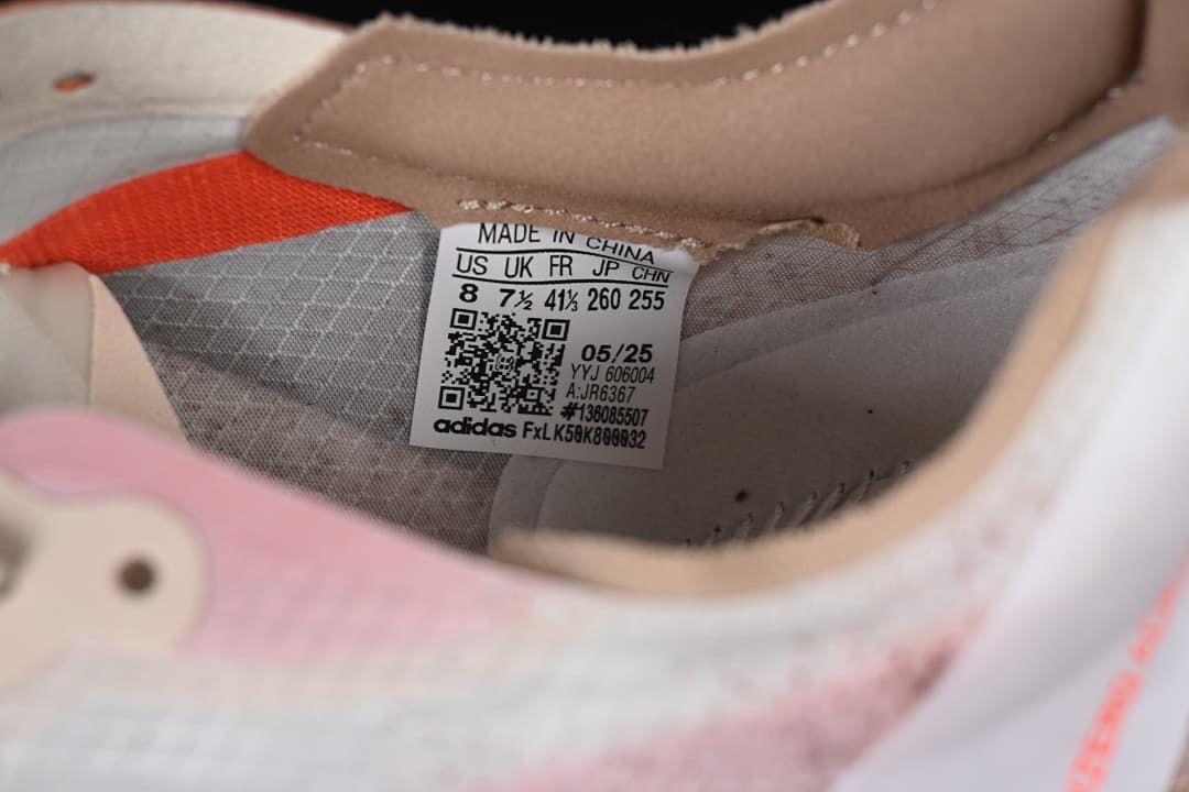 Close-up of the interior size label showing US 8, UK 7.5, FR 41⅓, JP 260 and CHN 255
