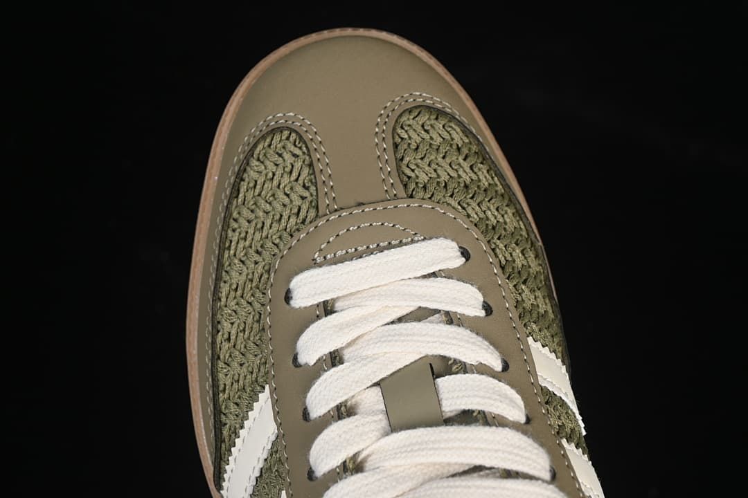 Top view of the sneaker toe and lace panel