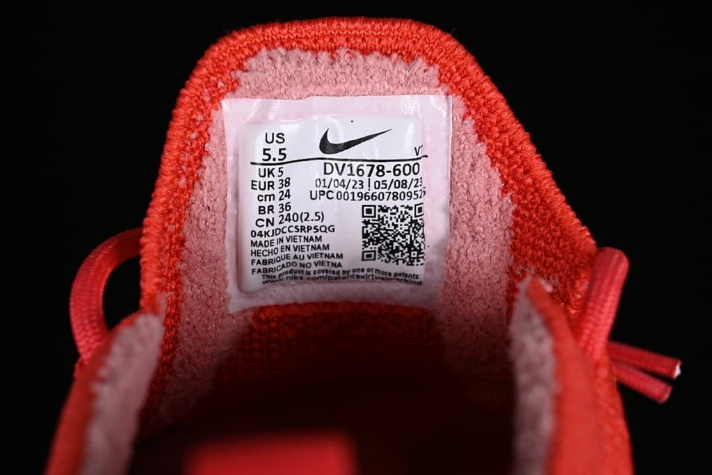 Close-up of the shoe size and style label showing EU 38 and DV1678-600