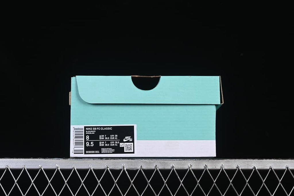 Box label identifies Nike SB FC Classic in black and white, product code 909096-001, with sample sizes shown.