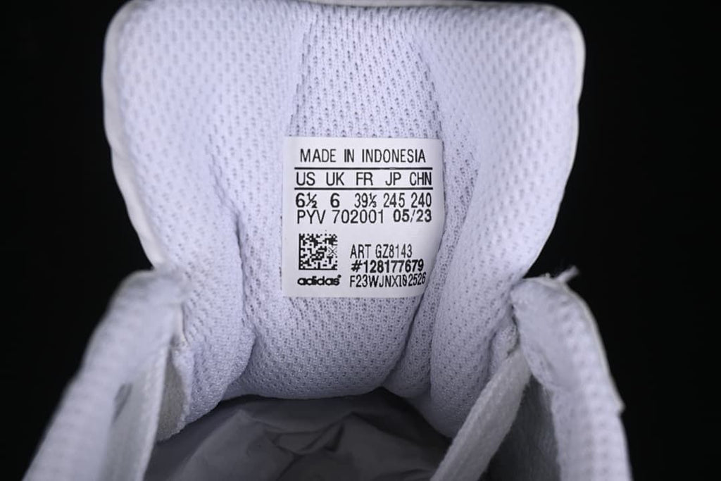 Tongue size label showing US 6.5, UK 6, FR 39⅓, JP 245, CHN 240, and style code GZ8143
