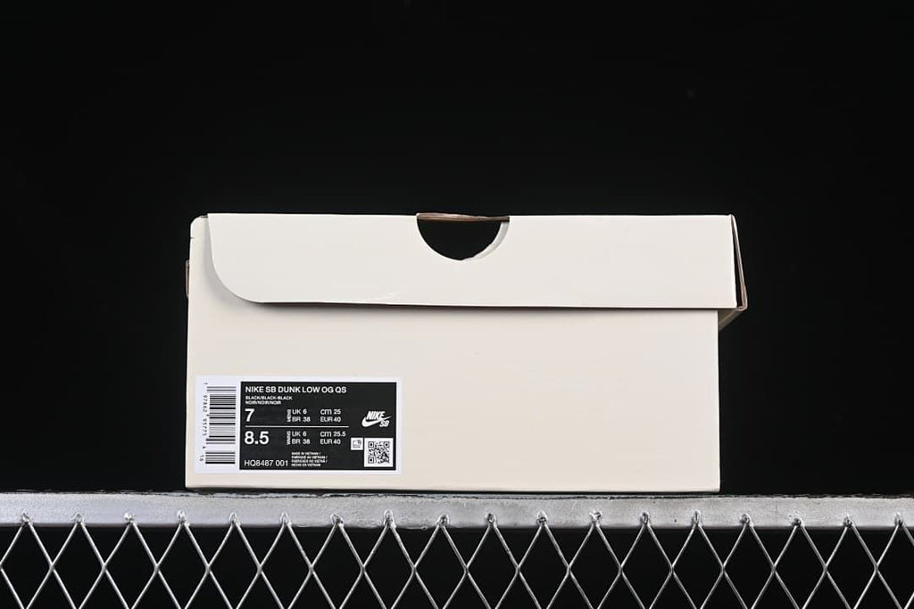 Shoe box label identifying Nike SB Dunk Low OG QS and showing sizes 7 and 8.5 US, with EU 40 and 41 respectively
