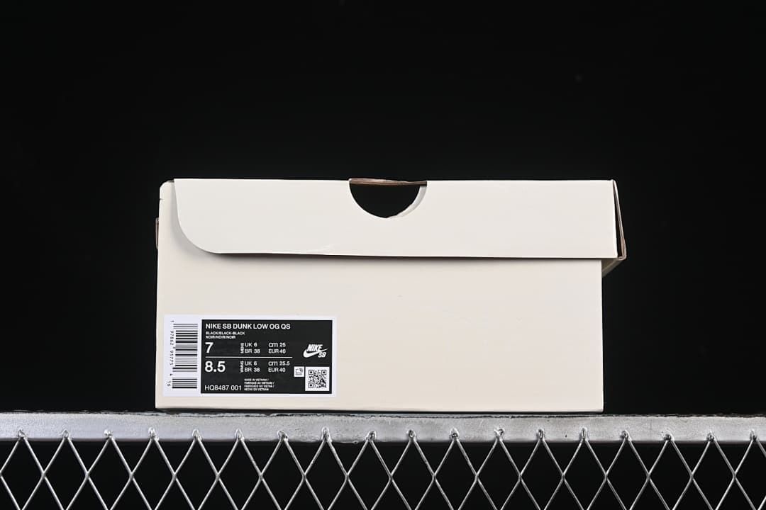 Shoe box label identifying Nike SB Dunk Low OG QS and showing sizes 7 and 8.5 US, with EU 40 and 41 respectively