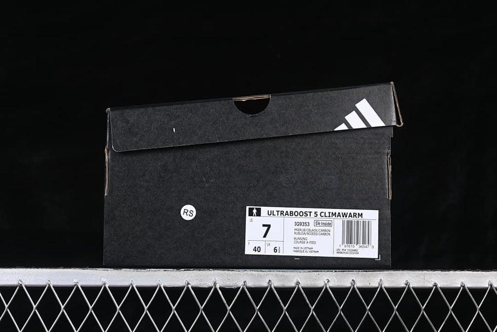 Shoe box label identifying Ultraboost 5 Climawarm, IG9353, and sample size EU 40