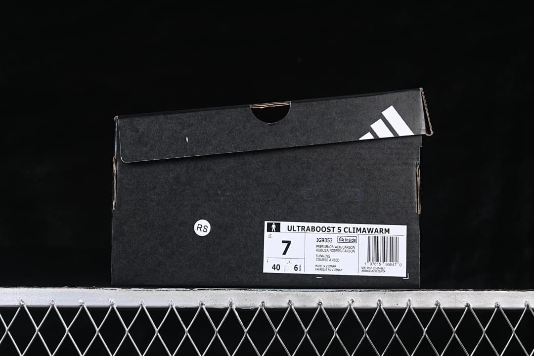 Shoe box label identifying Ultraboost 5 Climawarm, IG9353, and sample size EU 40