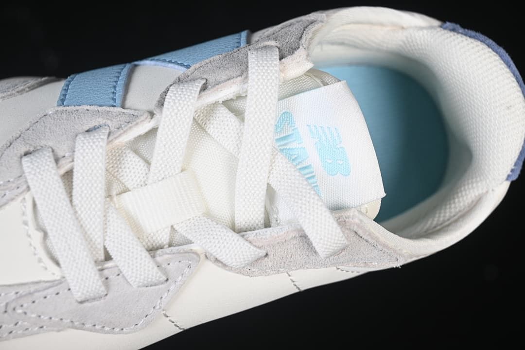 Top view of the laces, tongue, and padded collar.