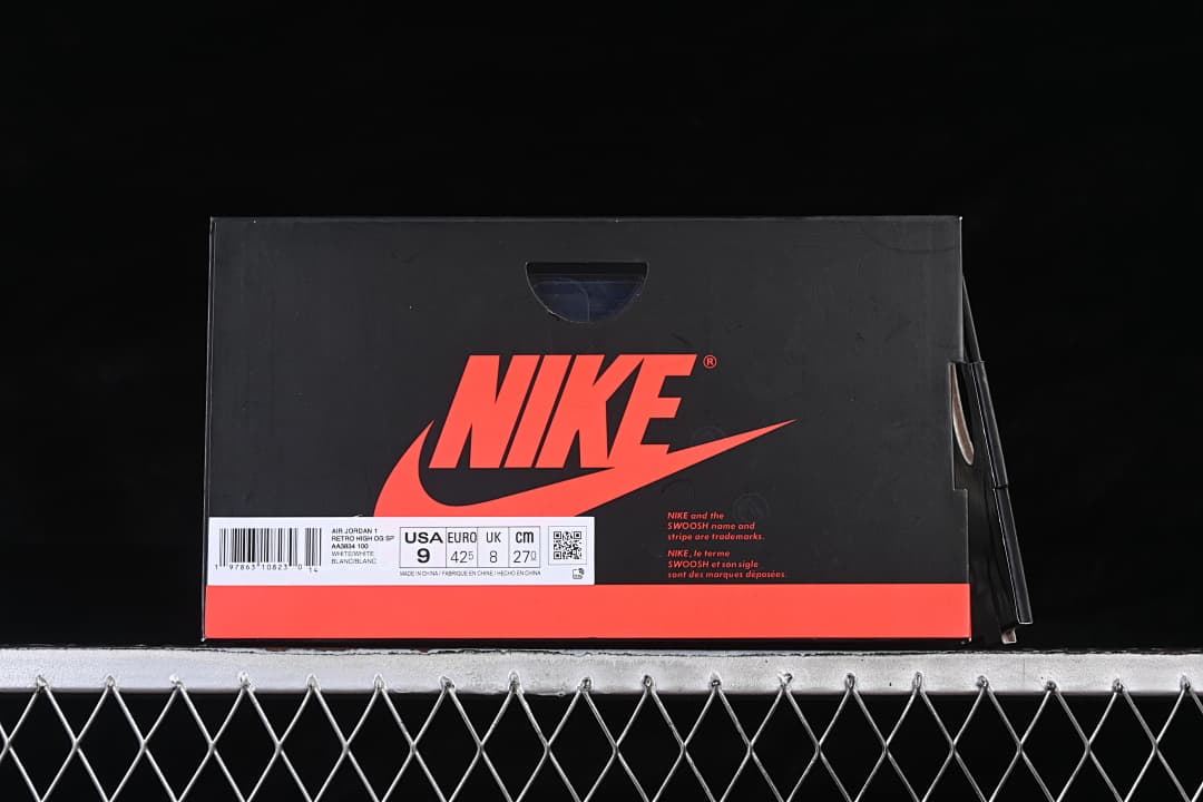 Black shoe box label showing a sample size of US 9, EU 42.5, UK 8, and 27 cm