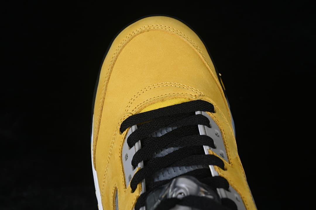 Top view of the yellow toe and black laces