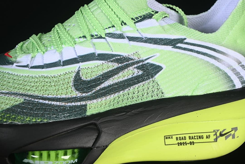 Close-up of the shoe side, laces, Swoosh and midsole