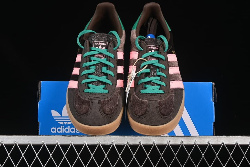 Front view of the pair of Gazelle Indoor sneakers displayed on the shoe box.