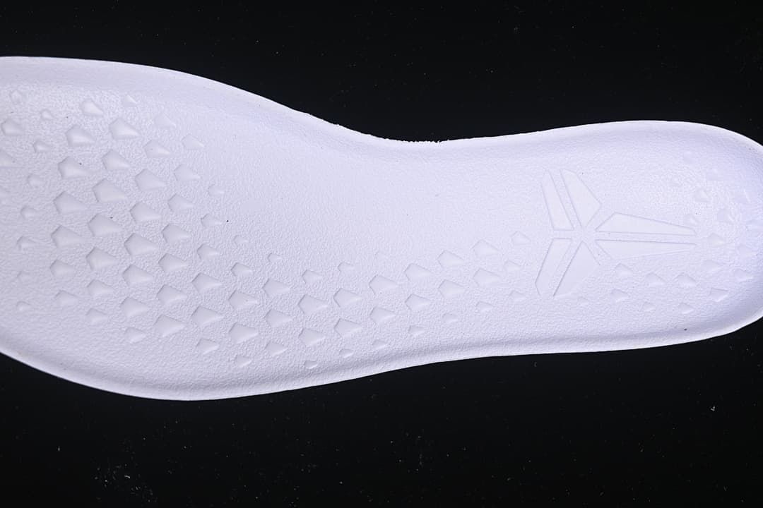 Close-up of the textured light-colored insole