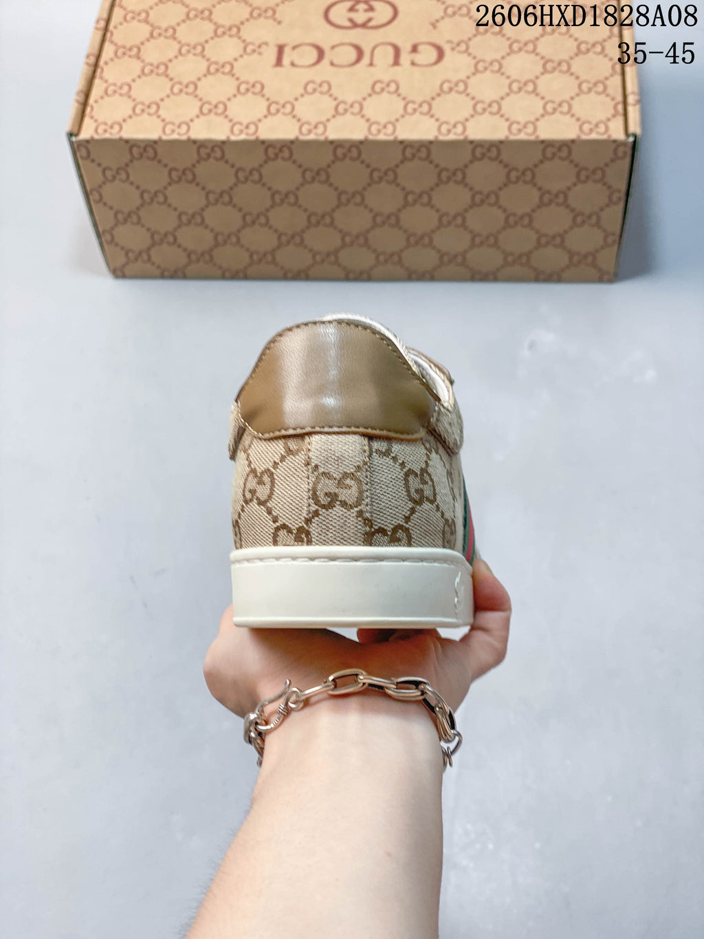 Rear view of a beige patterned sneaker with a contrasting heel panel; the image overlay states 35–45
